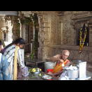 Am Eingang zum Allerheiligsten können Opfergaben erworben werden